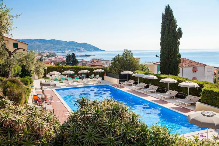 Hotel with Pool