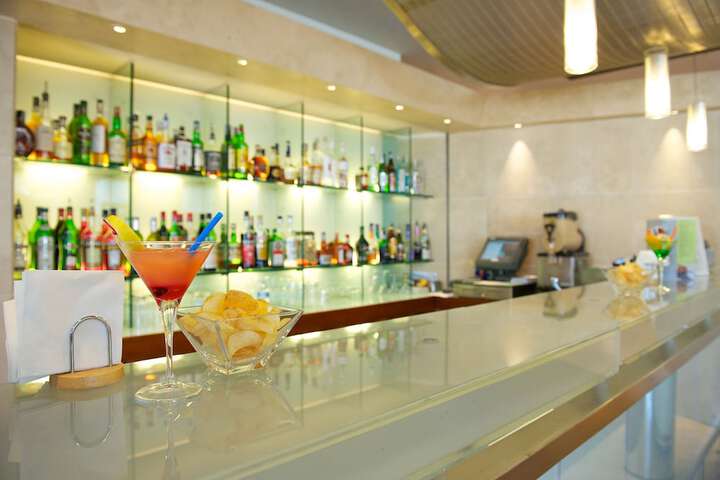 Lounge 143 of 188
