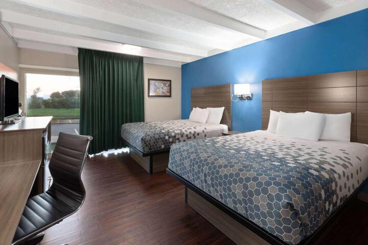 1 Queen Bed (1 of 14)
