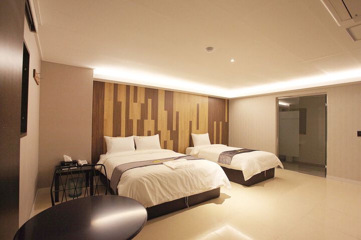 Room 37 of 83