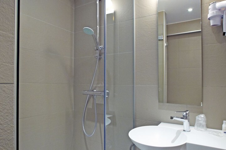 Room 16 of 29