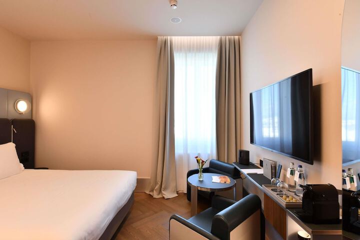 Room 14 of 103