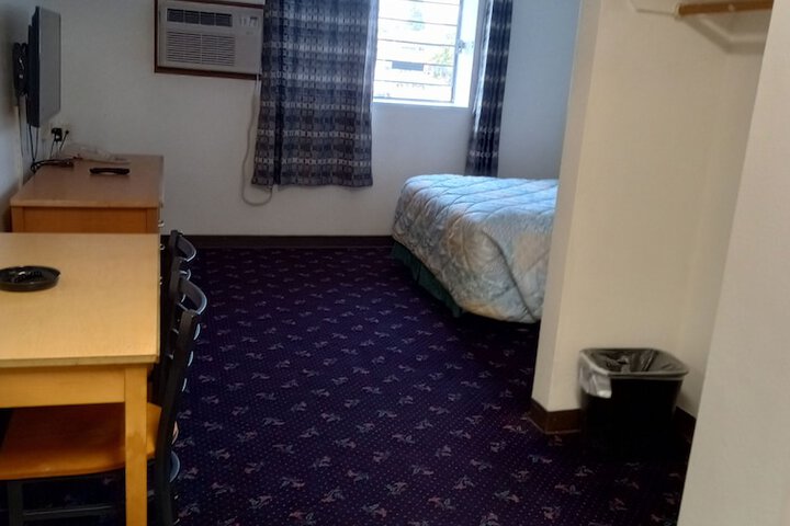 Room 2 of 10