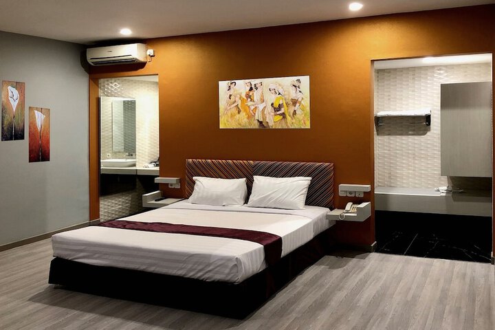 Room 9 of 32