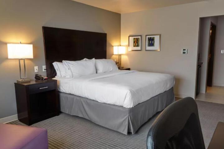 1 King Bed (3 of 15)