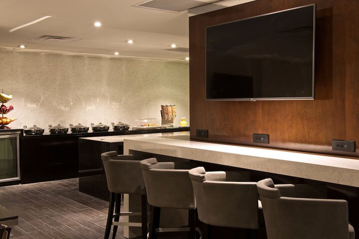 Lounge 104 of 108