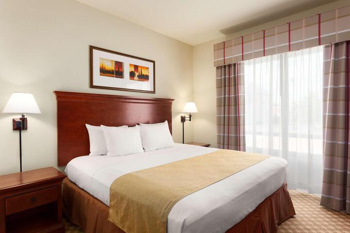 1 King Bed (3 of 6)