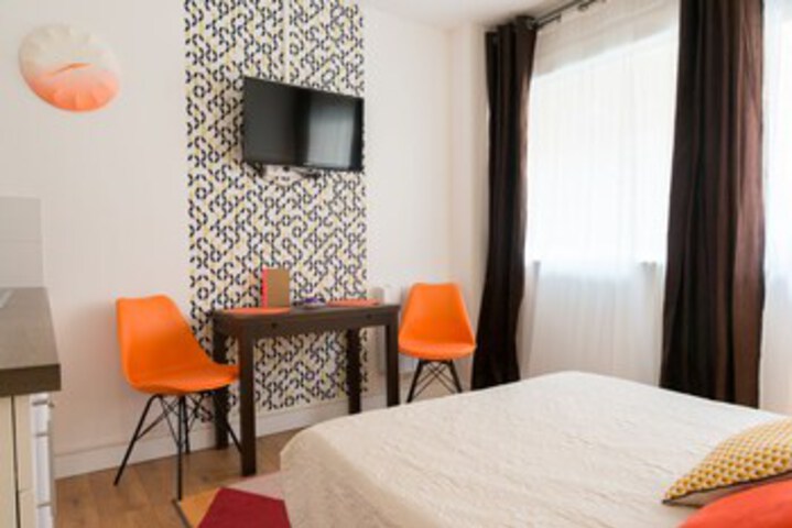 Room 10 of 12