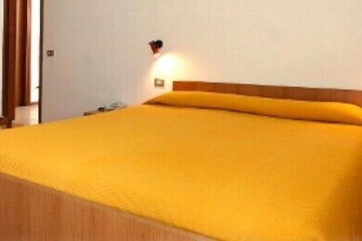Room 12 of 32