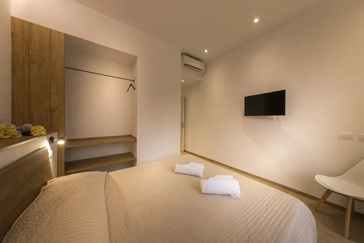Room 4 of 17