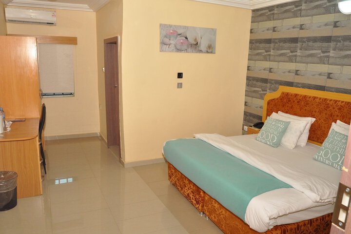 Room 11 of 30