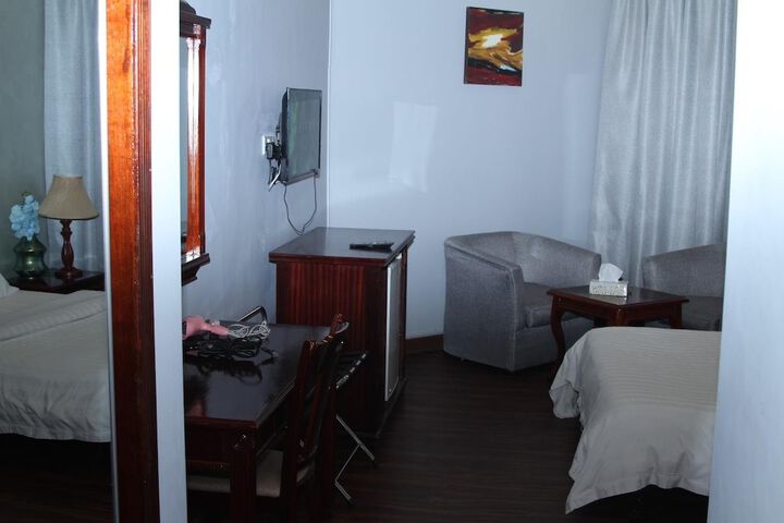 Room 6 of 8