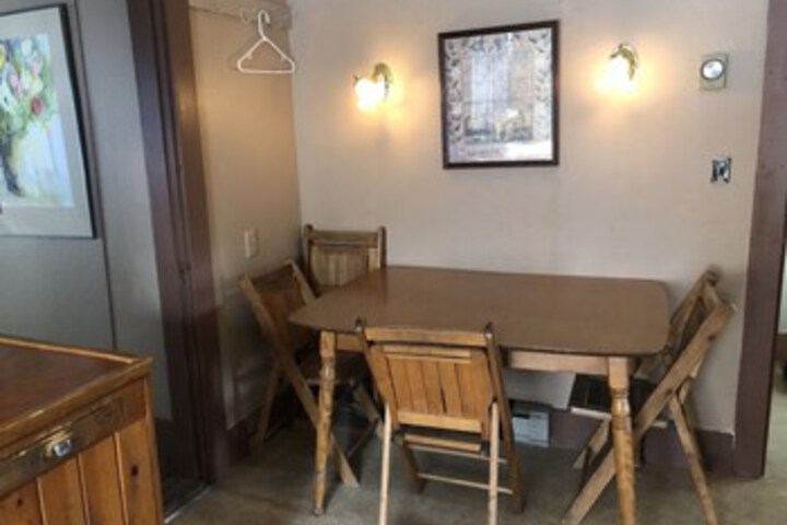Room 6 of 12