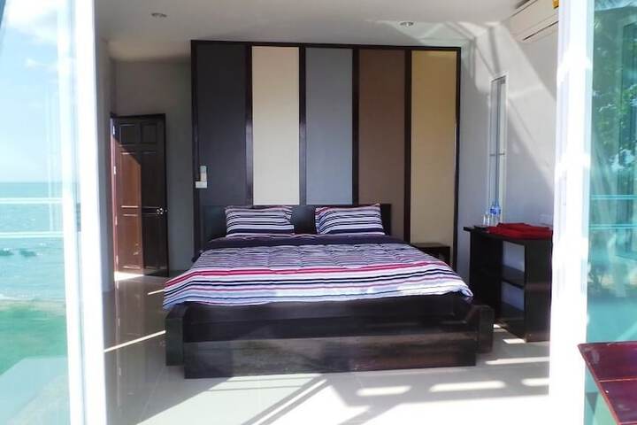 Room 11 of 48