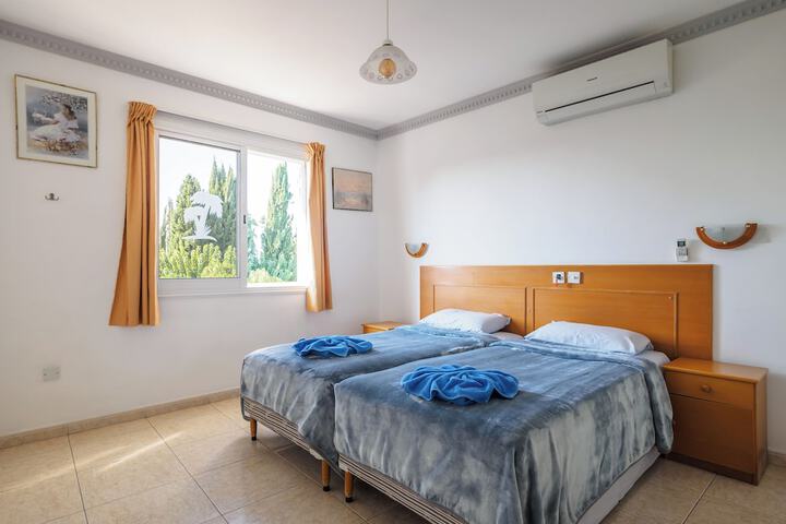 Room 2 of 35