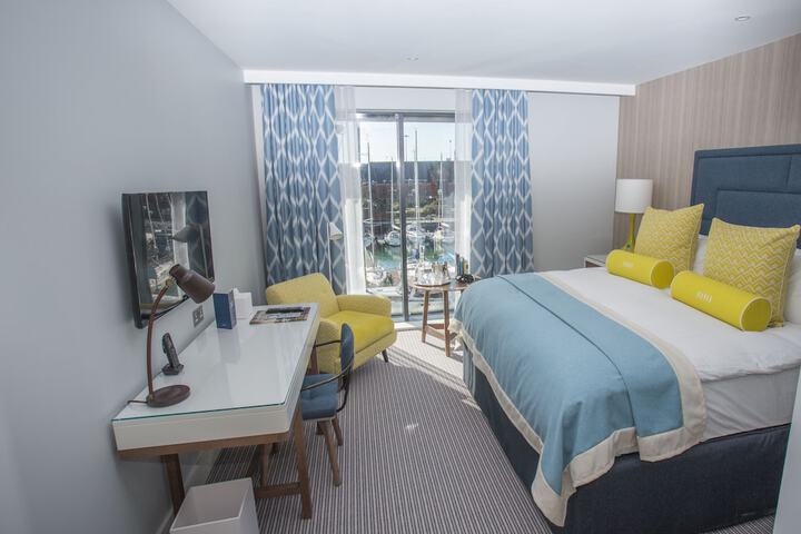 Room 4 of 99