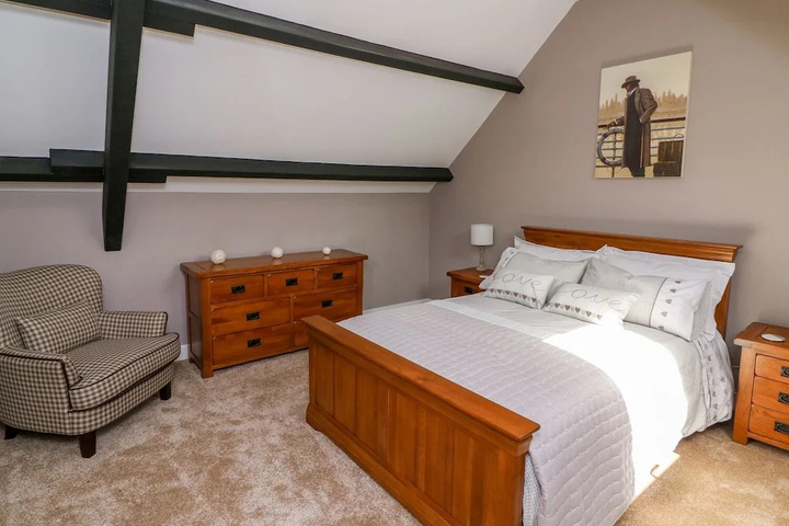 Room 5 of 16