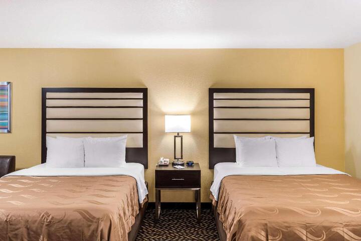 2 Queen Beds (5 of 7)