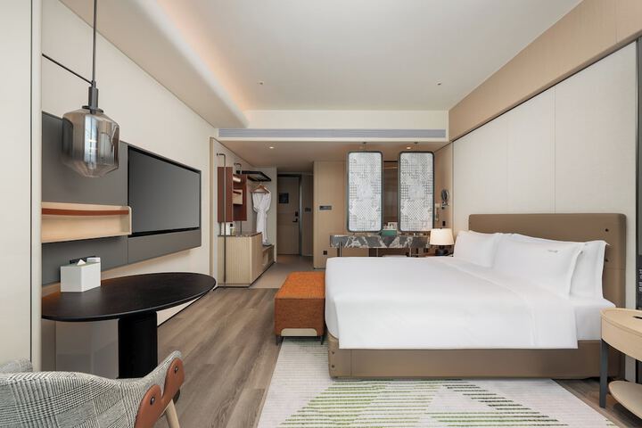 Room 14 of 83