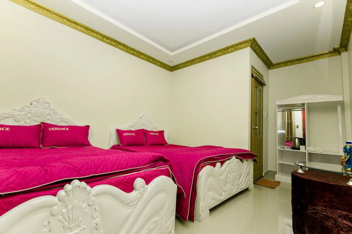 Room 6 of 13