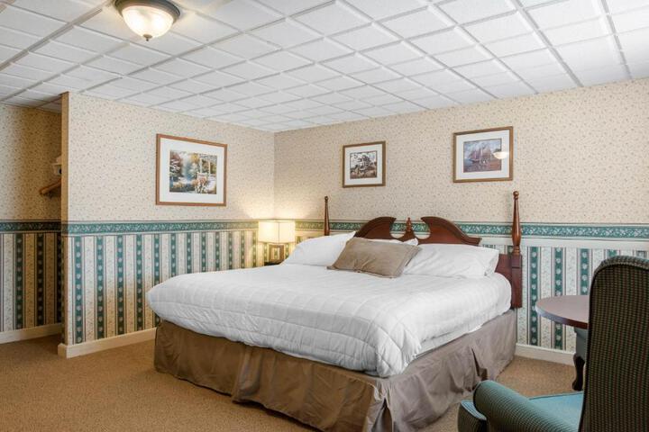 1 King Bed Accessible (6 of 7)