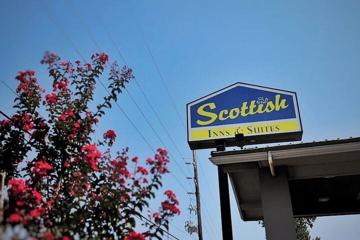 Exterior of Scottish Inns & Suites Shenandoah Woodlands Mall