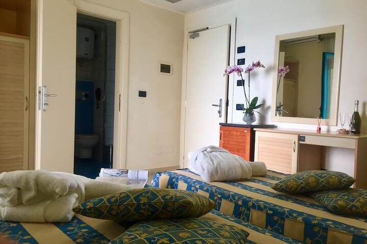 Room 7 of 48