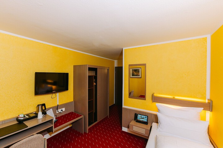 Room 13 of 28