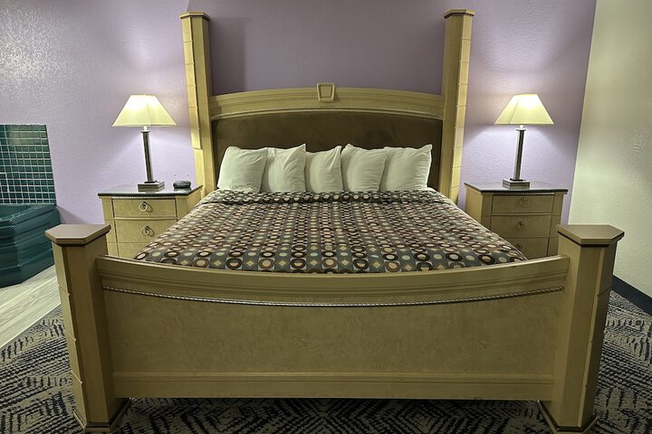 1 King Bed Mobility Accessible Bathtub with Grab Bars (6 of 23)