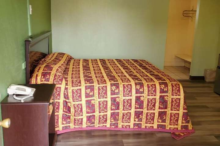 Basic Room 1 King Bed (3 of 7)