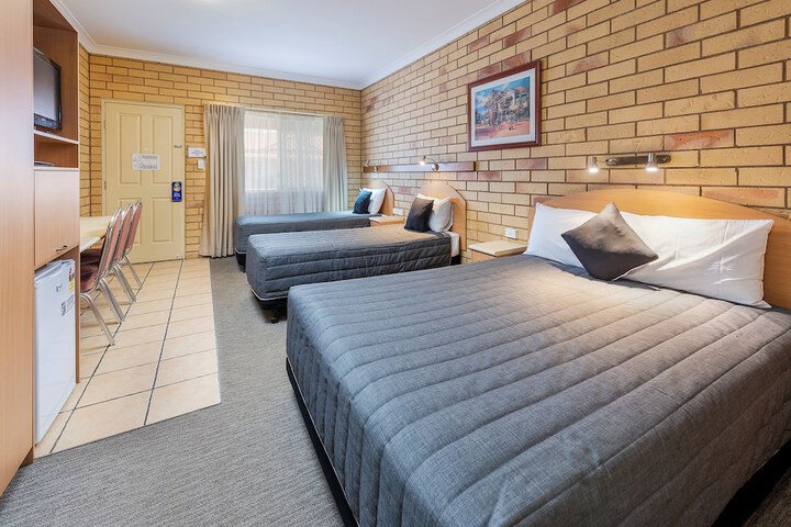 Room 6 of 18