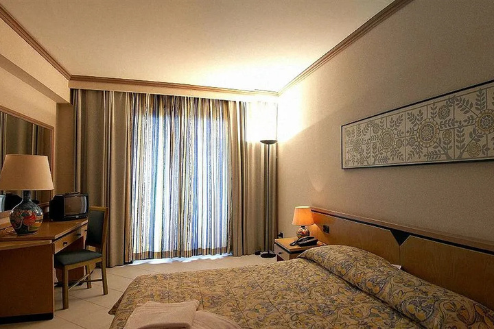 Room 6 of 25