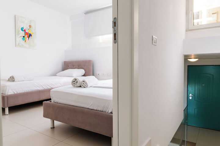 Room 44 of 98