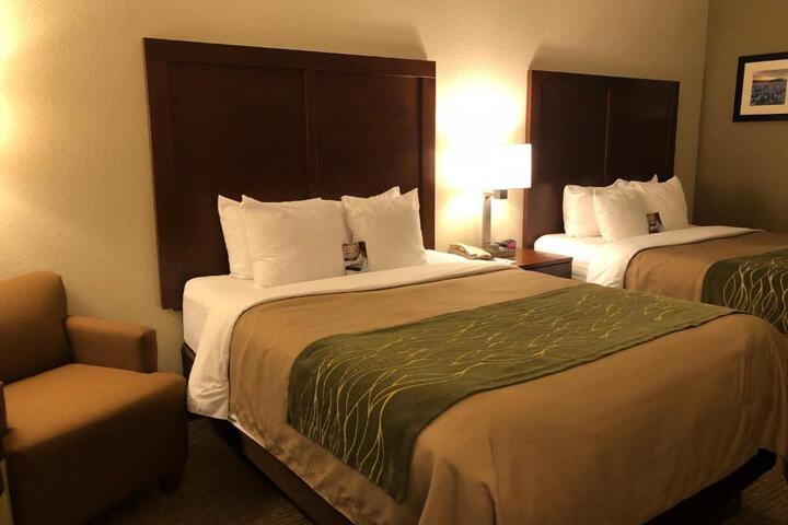 2 Queen Beds (9 of 17)