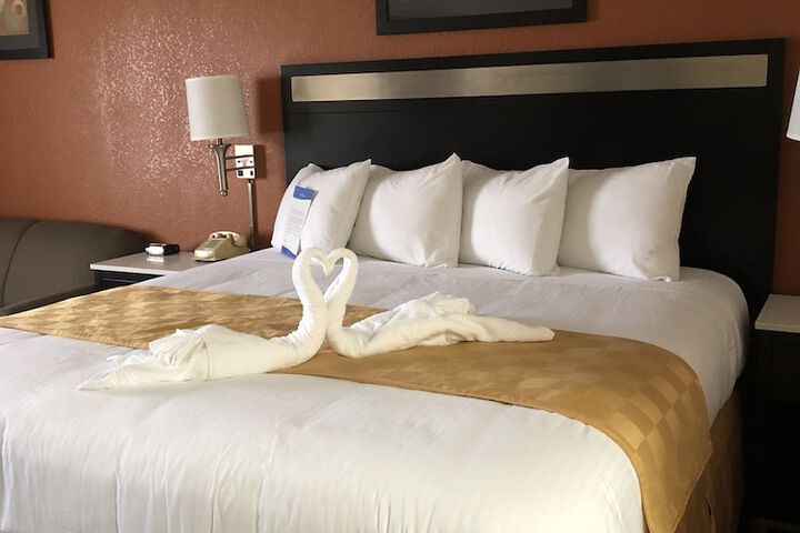 1 King Bed (2 of 15)