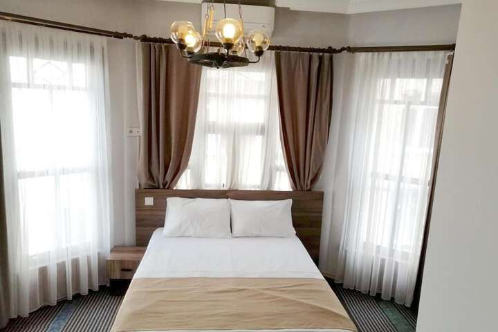 Room 11 of 32