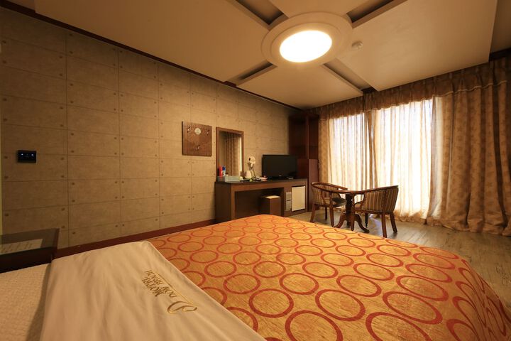 Room 9 of 22