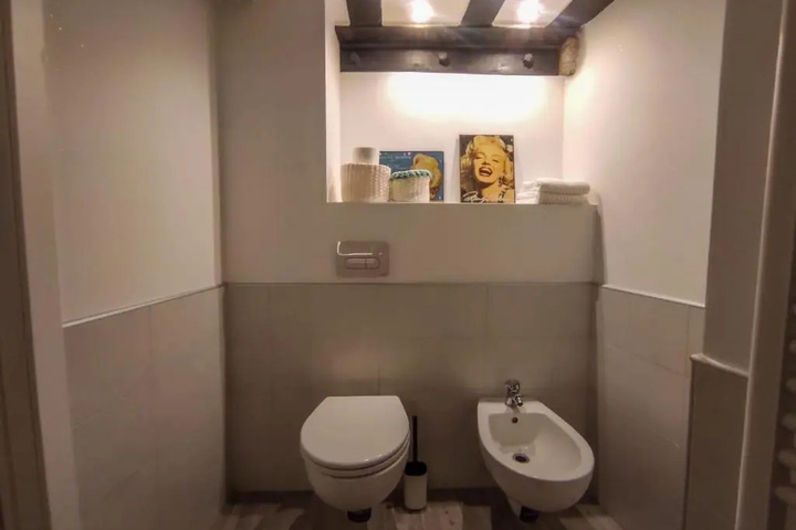 Room 6 of 8