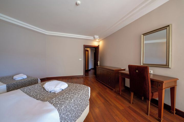 Room 27 of 104