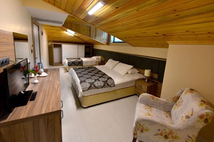 Room 6 of 33