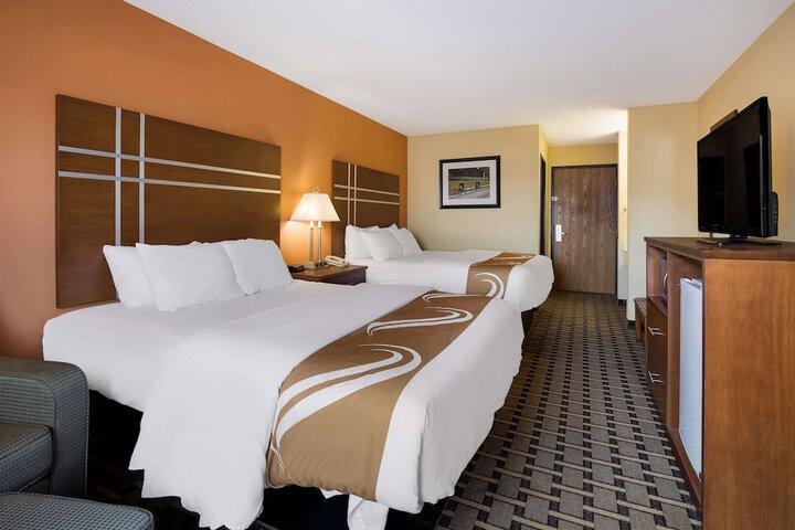 1 Queen Bed (2 of 3)