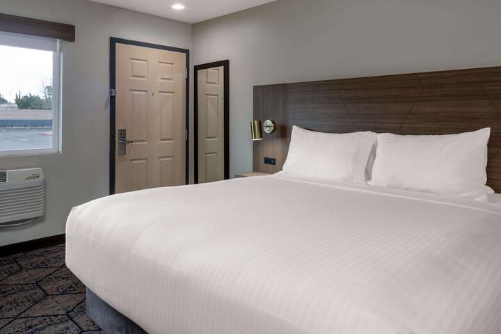 1 King Bed (14 of 14)