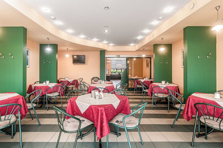 Dining 59 of 77