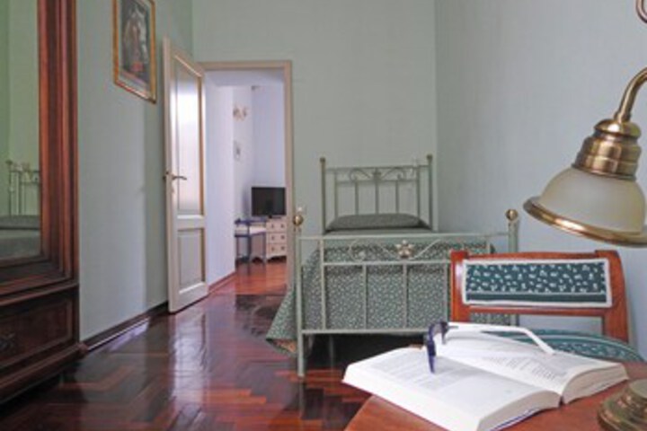 Room 27 of 34