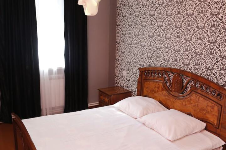 Room 6 of 10