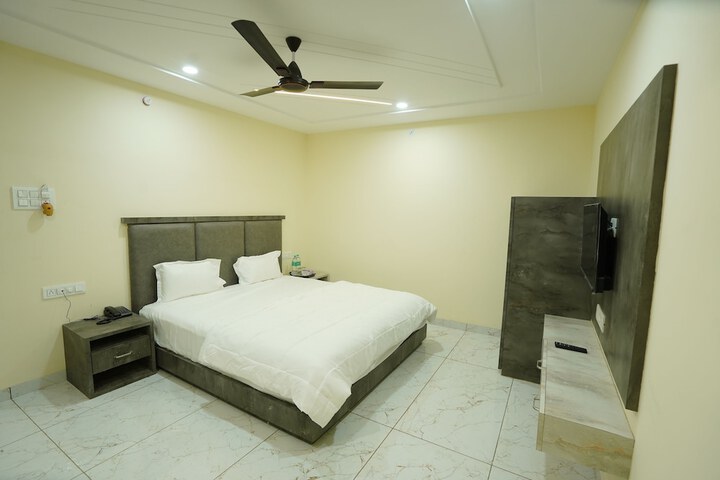 Room 4 of 6