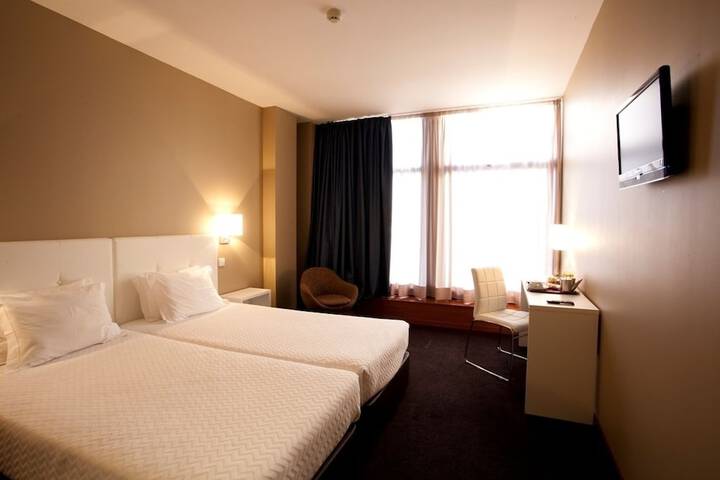Room 5 of 40