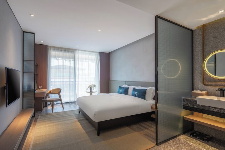 Room 18 of 80