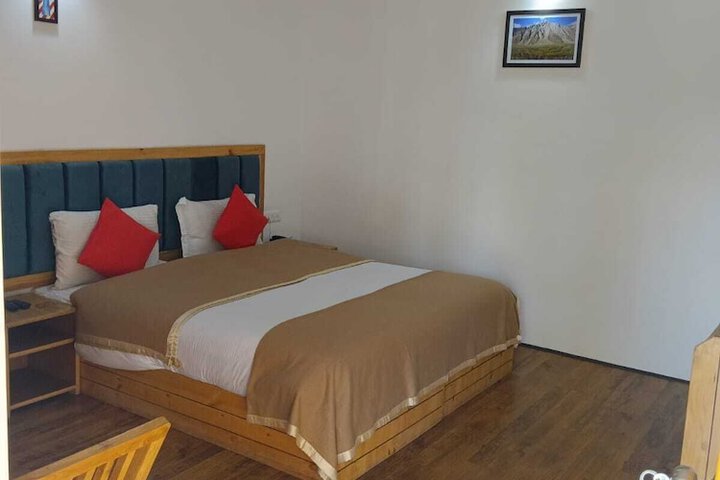 Room 6 of 12