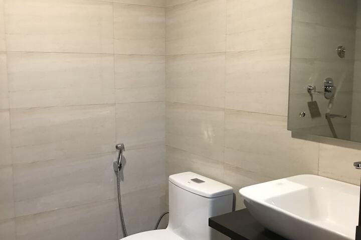 Room 32 of 48